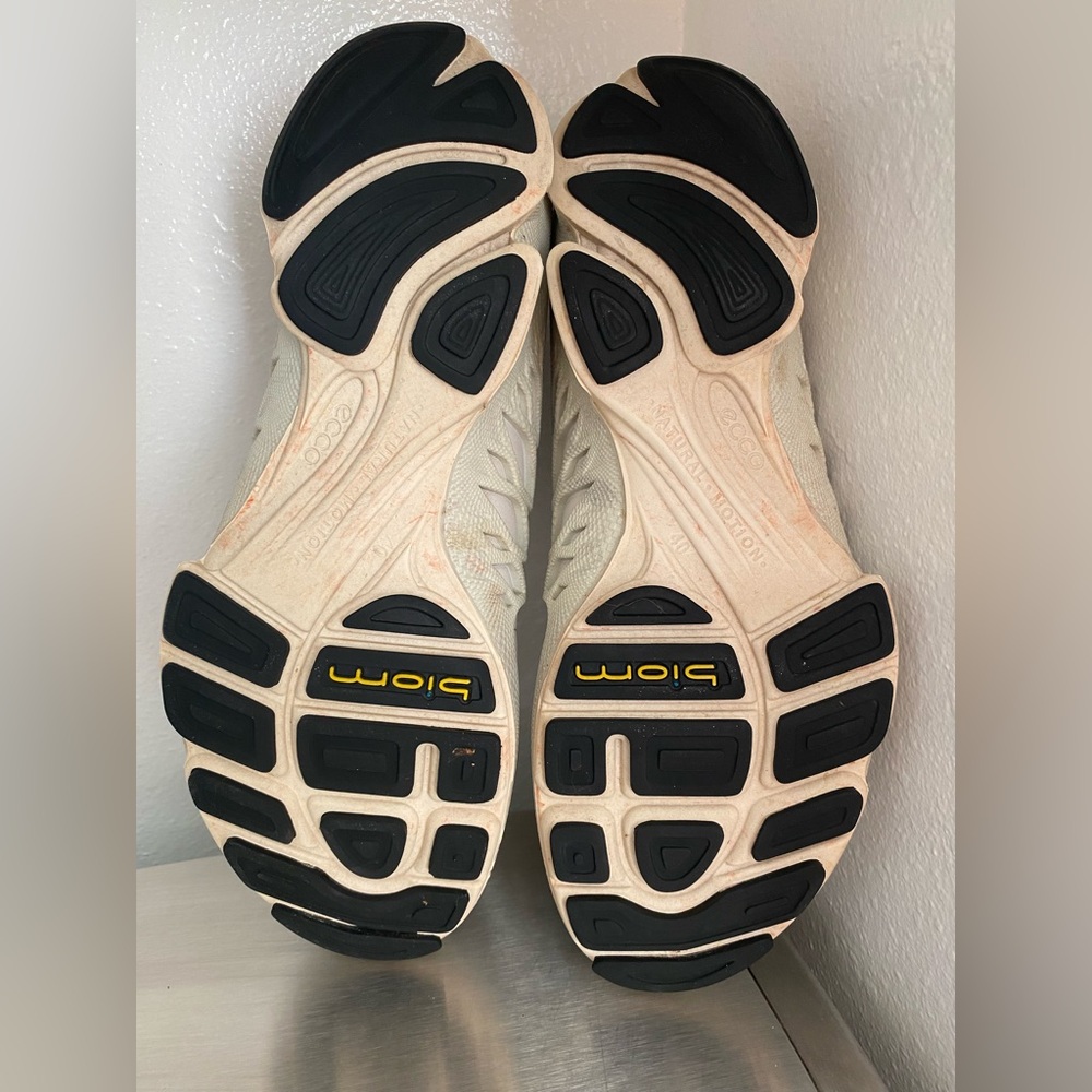 ECCO .. WOMENS WHITE ATHLETIC SHOES - Picture 5 of 12